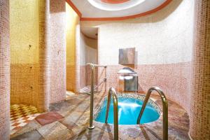 Bazén v ubytovaní Bull Vital Suites & Spa Boutique Hotel - Only Adults alebo v jeho blízkosti