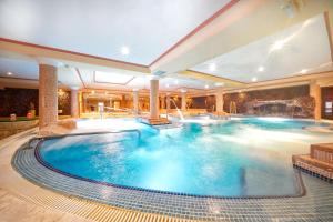 Bazén v ubytovaní Bull Vital Suites & Spa Boutique Hotel - Only Adults alebo v jeho blízkosti