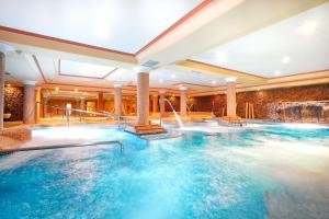 Bazén v ubytovaní Bull Vital Suites & Spa Boutique Hotel - Only Adults alebo v jeho blízkosti