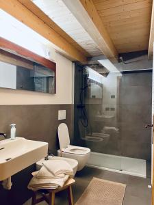 a bathroom with a toilet and a sink and a shower at Le Camere di Marietta in Rovere Veronese
