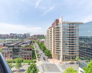 uitzicht op een straat met gebouwen bij 2BR Executive Apartment with Balcony in Arlington