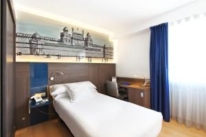 Кровать или кровати в номере Eurostars Blue Coruña