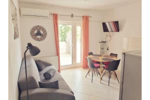 una sala de estar con un sofá y una mesa en Apartments Alisa, en Brodarica