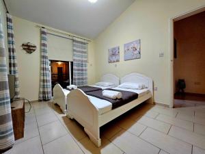 Postel nebo postele na pokoji v ubytování Spacious Villa with Private Pool