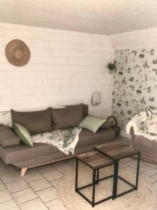 Charmant Petit gite au milieu de la Verdure في Coulounieix-Chamiers: غرفة معيشة مع أريكة وطاولة