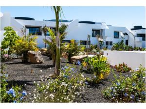 ラ・オリーバにあるFTV Holidays Homes Casa Tiareの建物前の花園