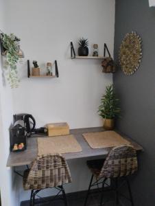 Studio Balzac في فيليوربان: مكتب مع كرسيين في الغرفة