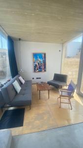 uma sala de estar com um sofá e uma mesa em CASA NOBILE APARTMENTS em Valletta