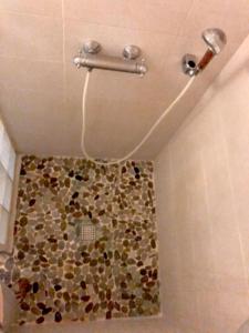 Phòng tắm tại Charmant Petit gite au milieu de la Verdure