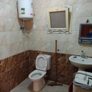 a bathroom with a toilet and a sink at برج دهب قديم in Marsa Matruh