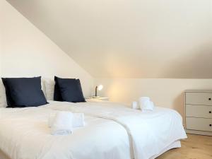 En eller flere senge i et værelse på Furnished 2 Bedroom Apartment In Kolding