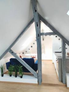 un salon avec deux chaises bleues et une table dans l'établissement Da Vinci - Studio Charmant, à Amboise