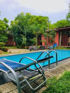 un banco sentado junto a una piscina en Thammenna Eco Cabins, en Dambulla