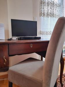 biurko z krzesłem i telewizorem w obiekcie TeriTara w mieście Čačak