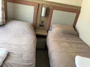 twee bedden naast elkaar in een kamer bij Modern, stylish holiday home in Bembridge +23 foto's