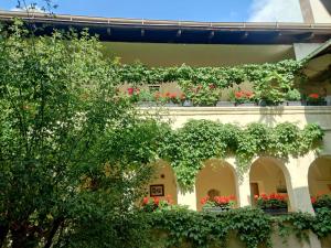 a building with a bunch of flowers on a balcony at Gästehaus Einzinger in Krems an der Donau