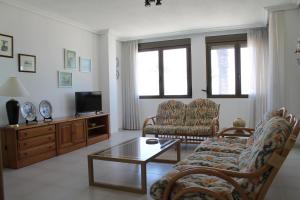 sala de estar con sofá y TV en Apartamento Avenida Mar, en Peñíscola