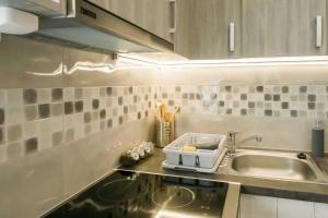 Kuchyňa alebo kuchynka v ubytovaní Dévai-LUX Apartman Sárvár + 37 fotografií