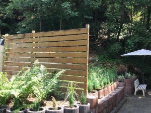 una recinzione di legno in un giardino con piante di KOBLENZ O&O Apartment a Coblenza