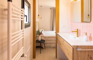 La salle de bains est pourvue d'un lavabo et d'une baignoire. dans l'établissement Can Candiu Establecimiento de 2 casas enteras, à Vall-llobrega