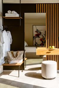 sypialnia z łóżkiem, stołem i krzesłem w obiekcie The View Hotel Sofas Coastal Retreat w mieście Perdika