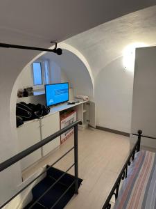 Cette chambre est dotée d'un escalier et d'un ordinateur portable. dans l'établissement Casetta Gabriella, à Ischia