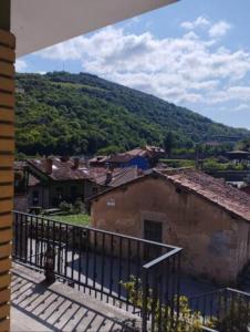 a balcony of a house with a mountain in the background at Casa La Bolera in Carreña de Cabrales 