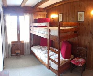 - une chambre avec 2 lits superposés dans une cabine dans l'établissement Cozy apartment in the heart of the Alps, à Château-d'Oex