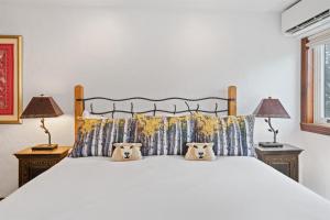 Un pat sau paturi într-o cameră la Beaver Creek Centennial 2 Bedroom Residence