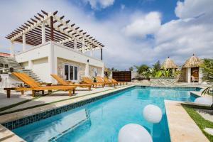 Bazén v ubytování EVA Resort nebo v jeho okolí