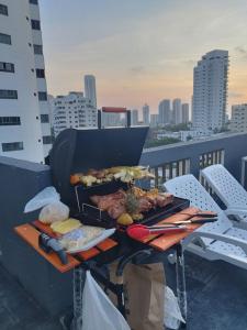 a grill on a balcony with food on it at 1IF2-2APARTAMENTO EN CARTAGENA CERCA AL MAR CON AIRE ACONDICIONADO Y WIFi in Cartagena de Indias