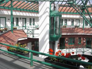 uma vista para um edifício com flores na varanda em Síu Hotel Magdeburg em Magdeburg