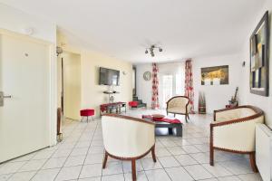 - un salon avec des chaises et une table dans l'établissement Appartement meublé Dugny, à Dugny