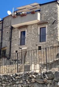 ヴィーコ・デル・ガルガーノにあるCasa Maremonti - Garganoの石造りの家