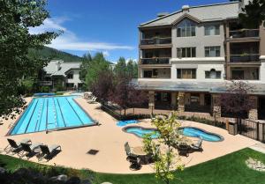 une image de la piscine d'un hôtel dans l'établissement Beaver Creek Highlands Westview 3 Bedroom Condo, à Beaver Creek