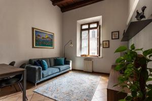 A seating area at CasaLonghi