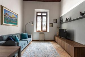 CasaLonghi في مانتوفا: غرفة معيشة مع أريكة زرقاء وتلفزيون