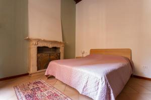 A bed or beds in a room at CasaLonghi