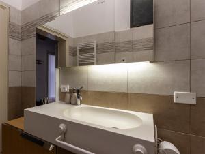 CasaLonghi في مانتوفا: حمام مع حوض ومرآة