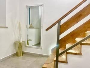 - un escalier dans une chambre blanche avec un miroir dans l'établissement Ida Old Town Rooms 2, à Dubrovnik