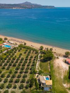 una vista aérea de la playa y del océano en Calma Seaside Villa, en Kalyves