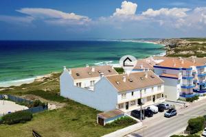 バレアルにあるCasa Paulo - Baleal beach, Terraceの家屋と海の空の景色