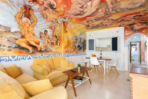una sala de estar con una gran pintura en la pared en EDEN RENTALS La Morada de Otazzo, en La Orotava