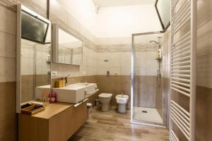 A bathroom at CasaLonghi