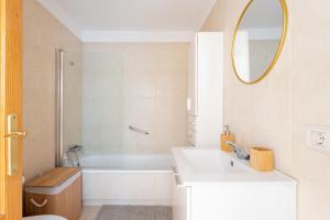 uma casa de banho com um lavatório branco e um espelho. em EDEN RENTALS La Morada de Otazzo em La Orotava
