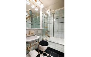 La salle de bains est pourvue d'un lavabo et d'un miroir. dans l'établissement The Marlton Hotel, à New York