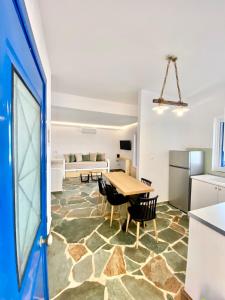 a kitchen and dining room with a table and chairs at Villa Acta in Kithnos