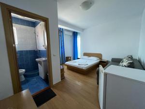 コスティネシュティにあるVila Alexaのバスルーム(ベッド1台、トイレ付)が備わる客室です。