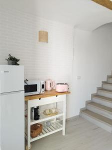 een keuken met een aanrecht met een magnetron en een trap bij Un Lugar Llamado Descanso en Monfrague in Torrejón el Rubio