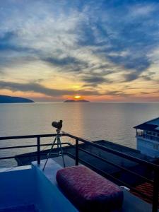 eine Kamera auf dem Deck eines Kreuzfahrtschiffs mit Sonnenuntergang in der Unterkunft Hotel Kappa3 Villas in Vlorë